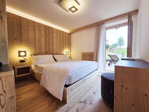 Quarto standard, sacada, vista para a montanha | Lençóis italianos Frette, roupas de cama premium, edredons de pluma