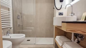 Camera Standard, balcone, vista montagna | Bagno | Doccia, soffione a pioggia, set di cortesia gratuito, asciugacapelli