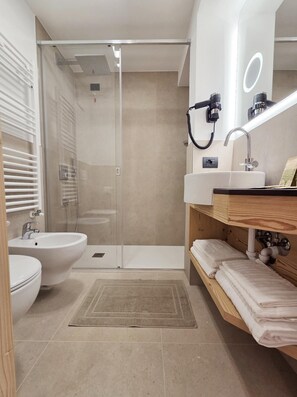Kamar Standar, balkon, pemandangan gunung | Kamar mandi | Shower, pancuran hujan, perlengkapan mandi gratis, dan pengering rambut