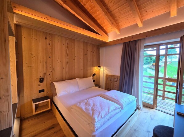 Habitación estándar, balcón, vista a la montaña | Sábanas italianas Frette, ropa de cama de alta calidad y edredón