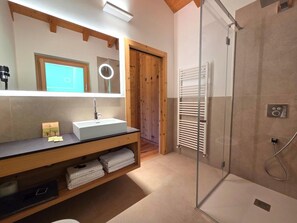 Habitación superior, balcón, vista a la montaña | Baño | Regadera, regadera tipo lluvia, amenidades de baño gratuitas 