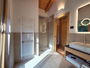 Quarto superior, sacada, vista para a montanha | Banheiro | Chuveiro, chuveiro com efeito de chuva, produtos de toalete grátis 