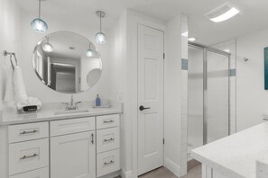 シャワー、タオル、石鹸、トイレットペーパー