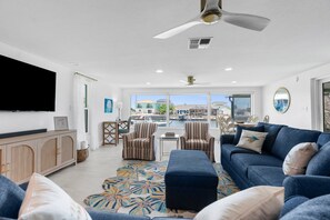 Living area - Coppertale Hernando Beach 3 Bedroom, 2 Bath Waterfront (Hernando Beach)