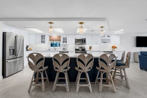Geladeira, micro-ondas, fogão, cooktop