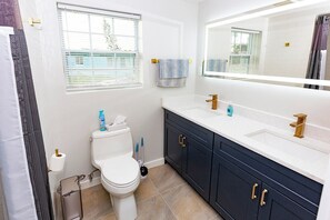 Dusche, Haartrockner, Handtücher, Seife