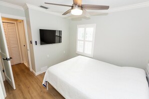 4 chambres, bureau, fer et planche à repasser, lit parapluie