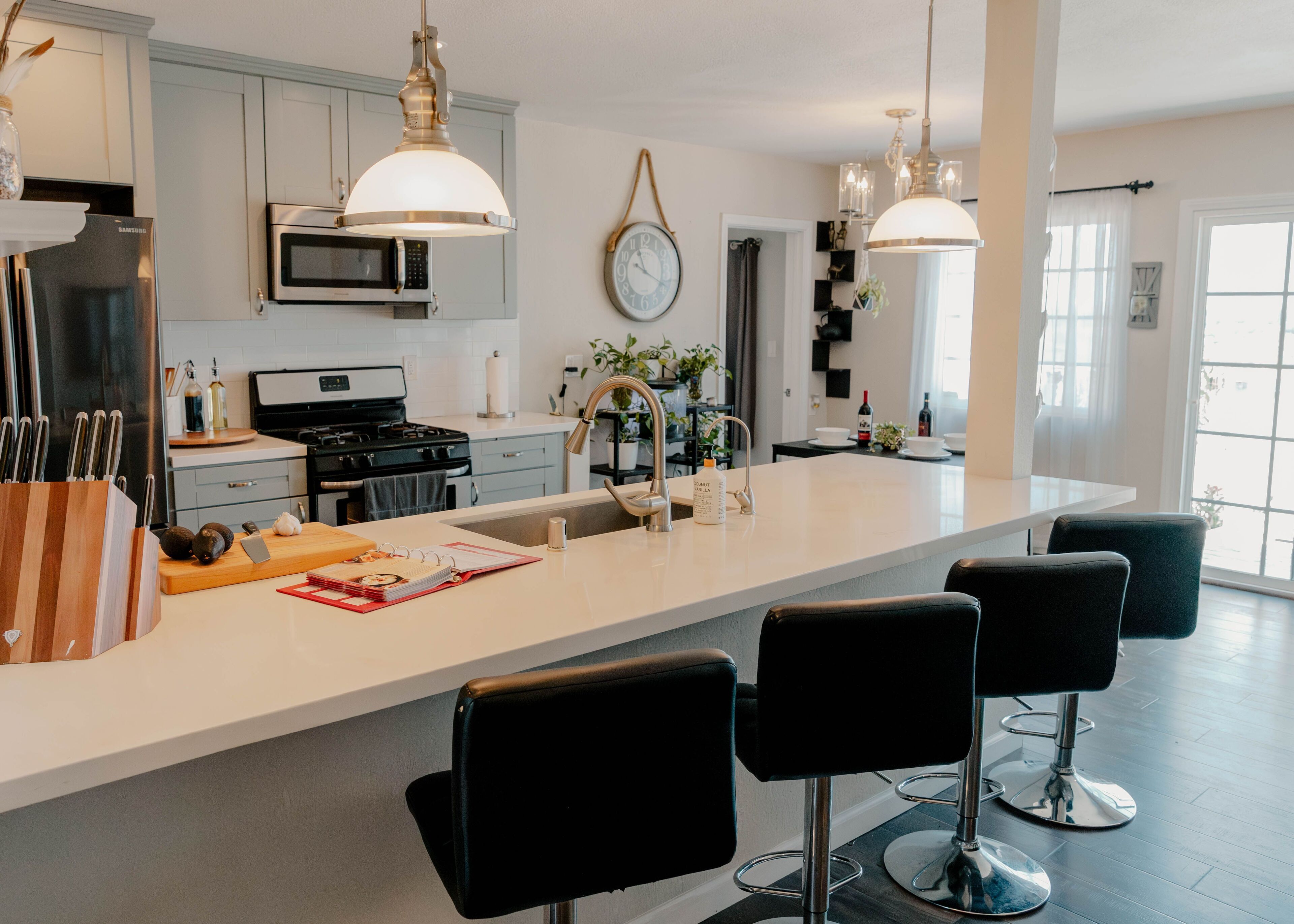 Jääkaappi, mikroaaltouuni, uuni, liesi