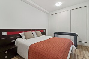 3 bedrooms, iron/ironing board, WiFi, bed sheets