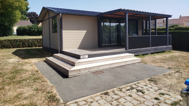 A single-story house with a covered porch and a small set of steps leading to the entrance. - Superb Portland Chalet, 3 bedrooms, sleeps up to 7, all comforts (Évron)