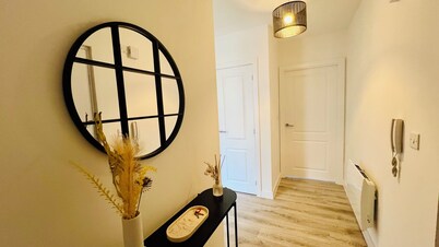 Entire Luxury 2 Bedroom Apartment - Quiet & Central with Free Parking