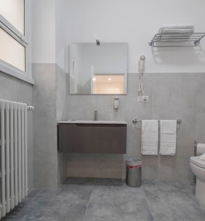 Een douche, een haardroger, een bidet, handdoeken