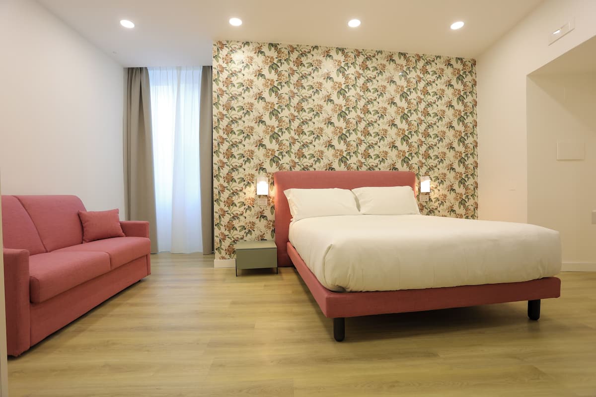 ห้องคอมฟอร์ท, วิวสวนหย่อม | ตู้นิรภัยในห้องพัก, โต๊ะทำงาน, พื้นที่ทำงานแบบใช้แล็ปท็อป, ผ้าม่านกันแสง