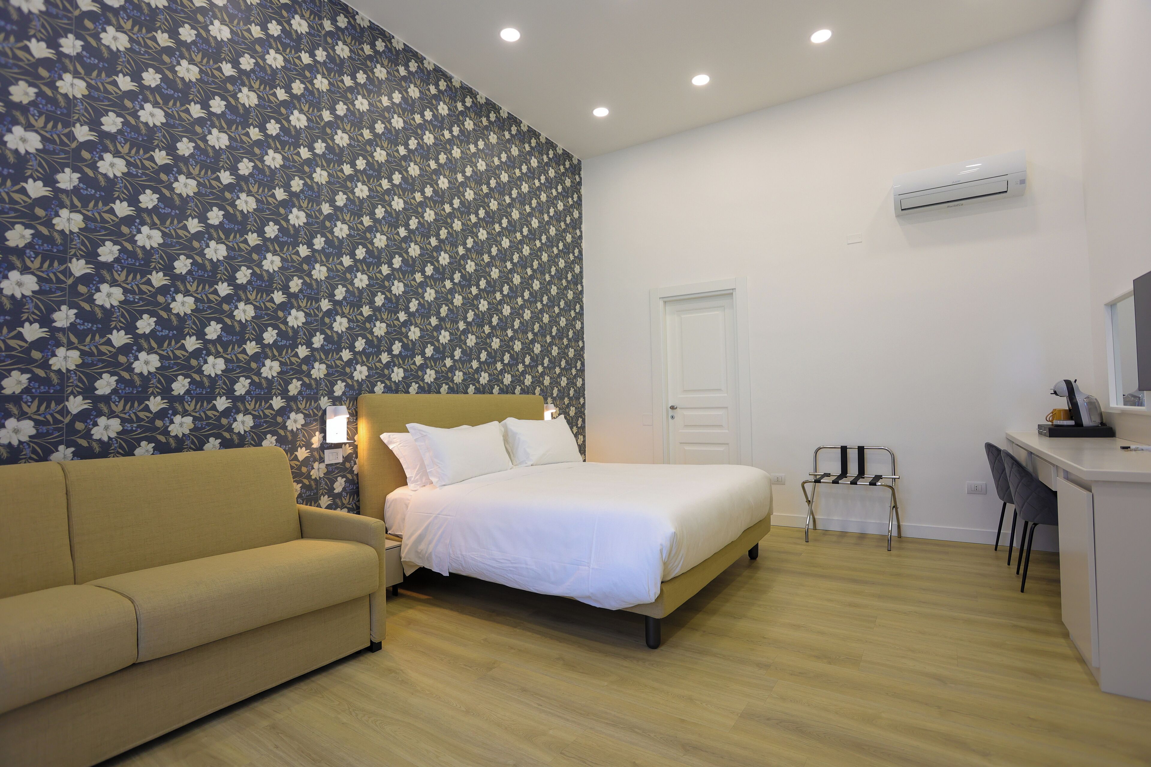 Rom – superior, balkong, byutsikt | Safe på rommet, skrivebord og skrivebord for bærbar PC