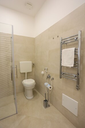 Comfort-Zimmer, Blick auf den Innenhof | Badezimmer | Dusche, Haartrockner, Handtücher, Seife