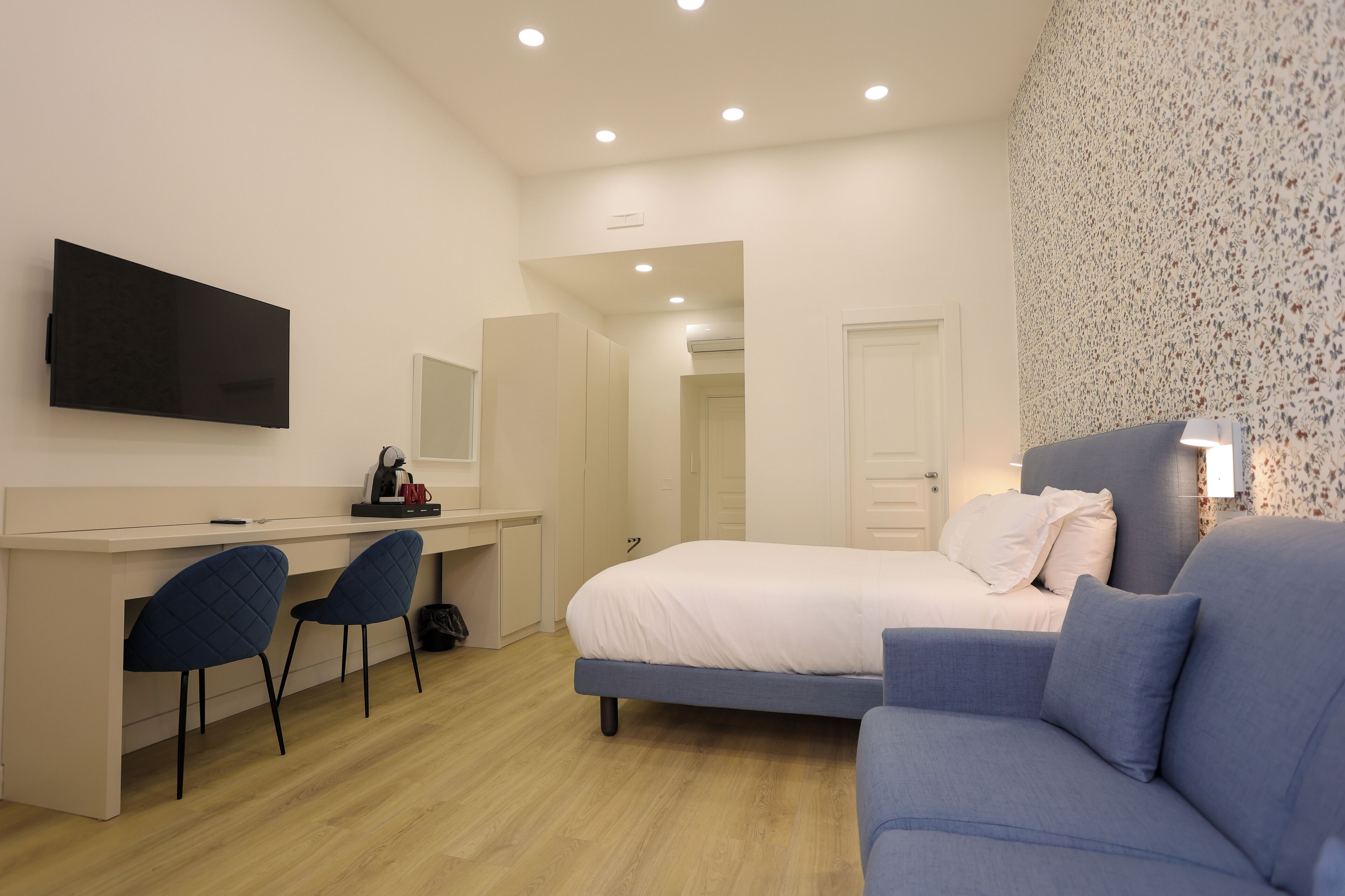 Rom – comfort, balkong, byutsikt | Safe på rommet, skrivebord og skrivebord for bærbar PC