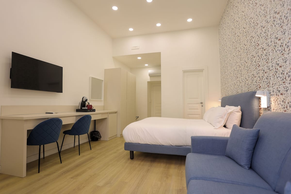 ห้องคอมฟอร์ท, ระเบียง, วิวเมือง | ตู้นิรภัยในห้องพัก, โต๊ะทำงาน, พื้นที่ทำงา  นแบบใช้แล็ปท็อป, ผ้าม่านกันแสง