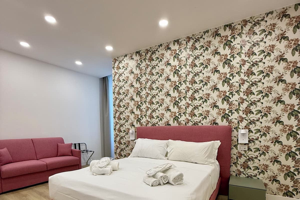 Comfort Room, Courtyard View
