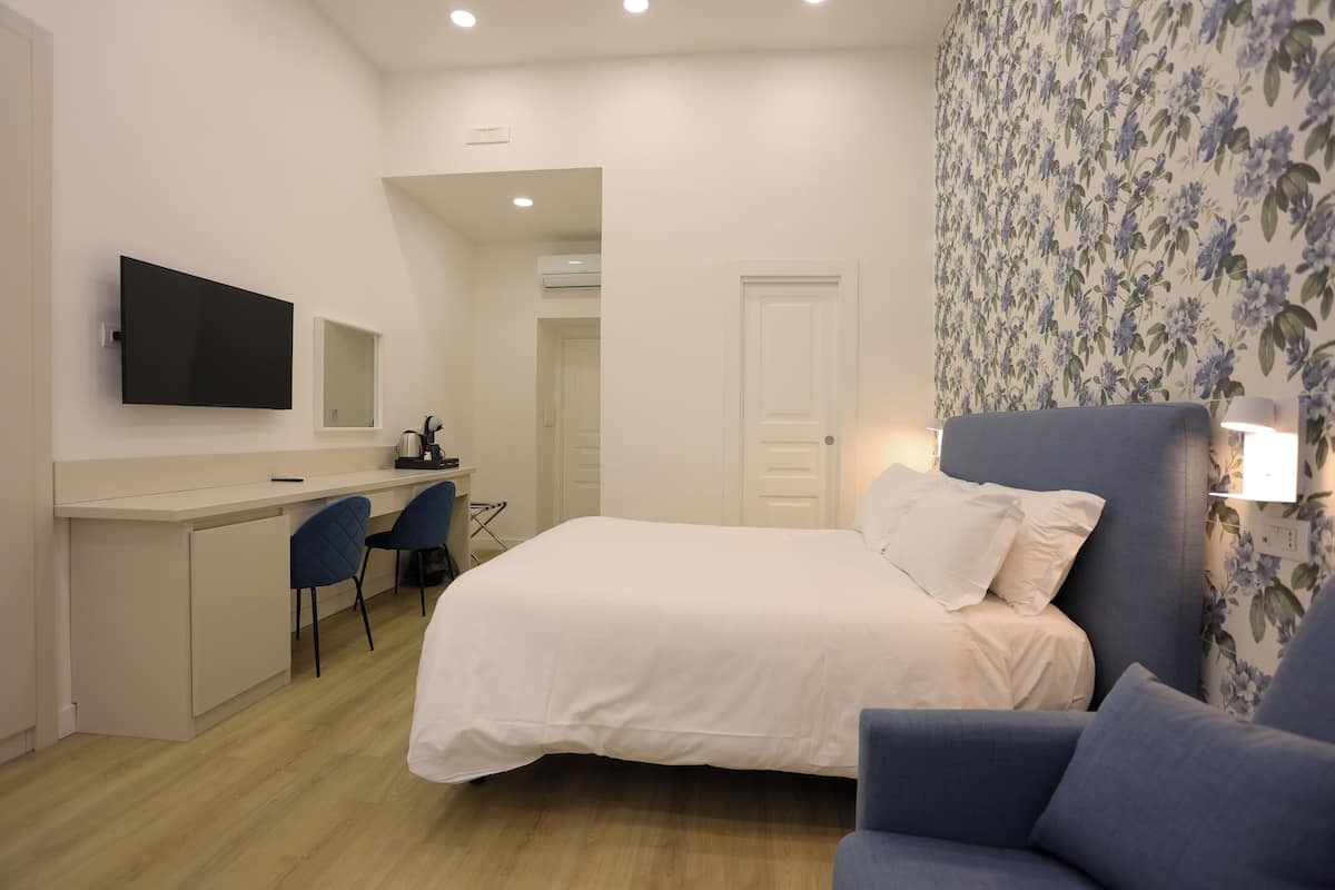 ห้องคอมฟอร์ท, ระเบียง, วิวเมือง | ตู้นิรภัยในห้องพัก, โต๊ะทำงาน,   พื้นที่ทำงานแบบใช้แล็ปท็อป, ผ้าม่านกันแสง
