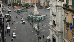 A city square with a central monument, surrounding buildings, and a busy street with vehicles and pedestrians. - Elysium Relais (Naples)
