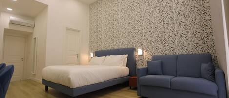 Habitación Confort, balcón, vistas a la ciudad | Caja fuerte, escritorio, espacio para trabajar con un portátil