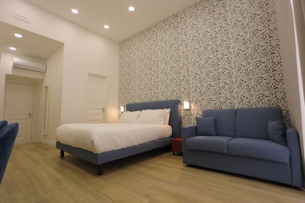 Comfort-Zimmer, Balkon, Stadtblick | Zimmersafe, Schreibtisch, laptopgeeigneter Arbeitsplatz