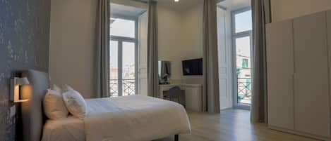 スーペリア ルーム バルコニー シティビュー | セーフティボックス (室内)、デスク、ノートパソコン用作業スペース、遮光カーテン