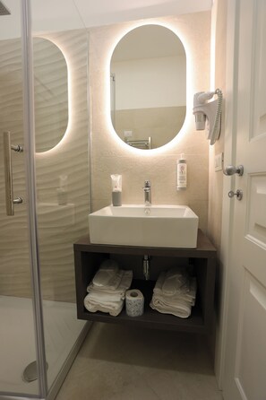 Comfort Room, Balcony, City View | Bathroom