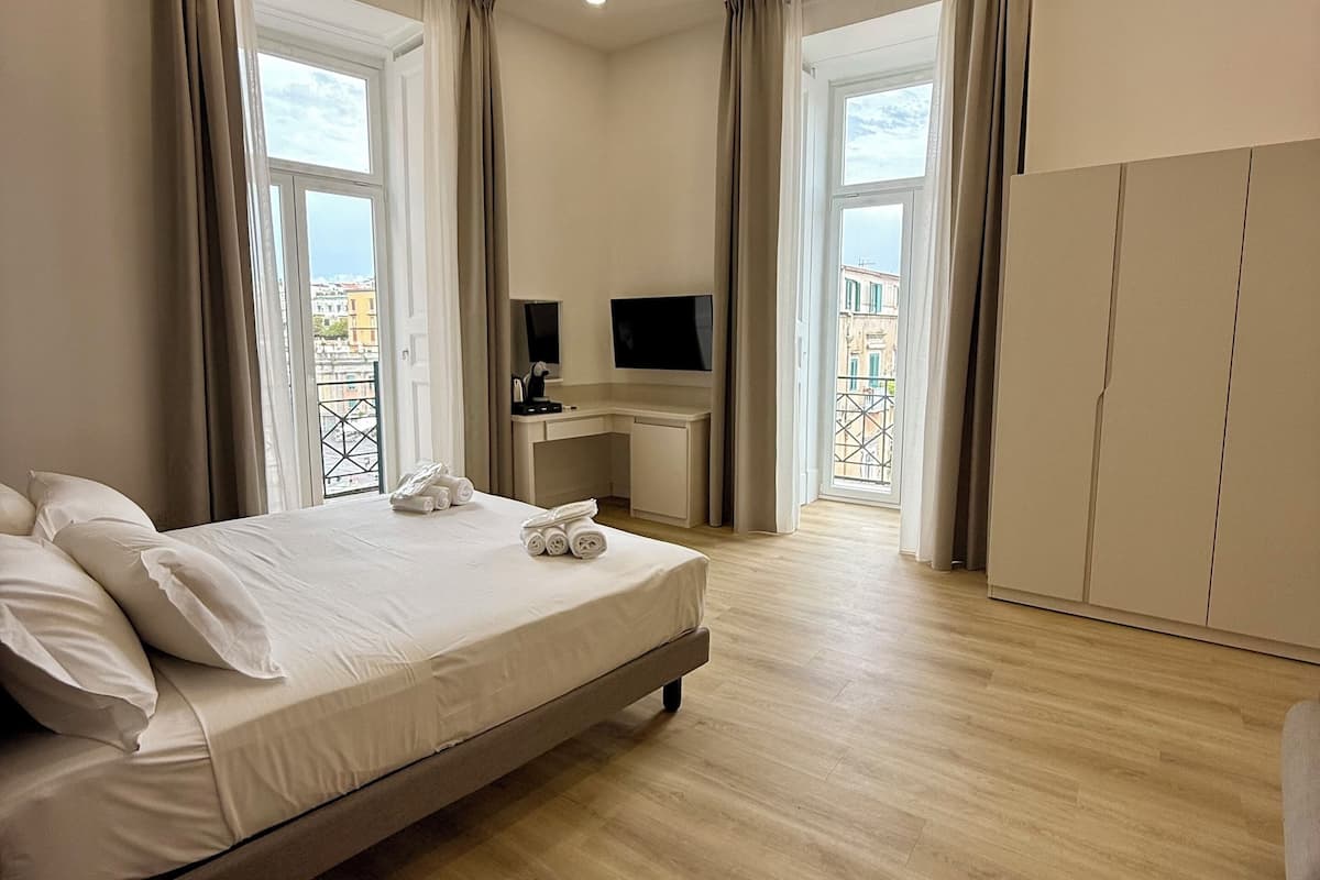 Habitación superior, balcón, vista a la ciudad | Caja de seguridad en la habitación y escritorio