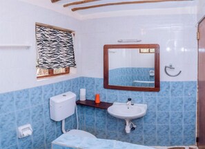 Ducha, toallas, jabón y papel higiénico