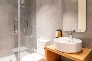Shower, hair dryer, towels - Feel Porto Tawny Townhouse (Oporto)