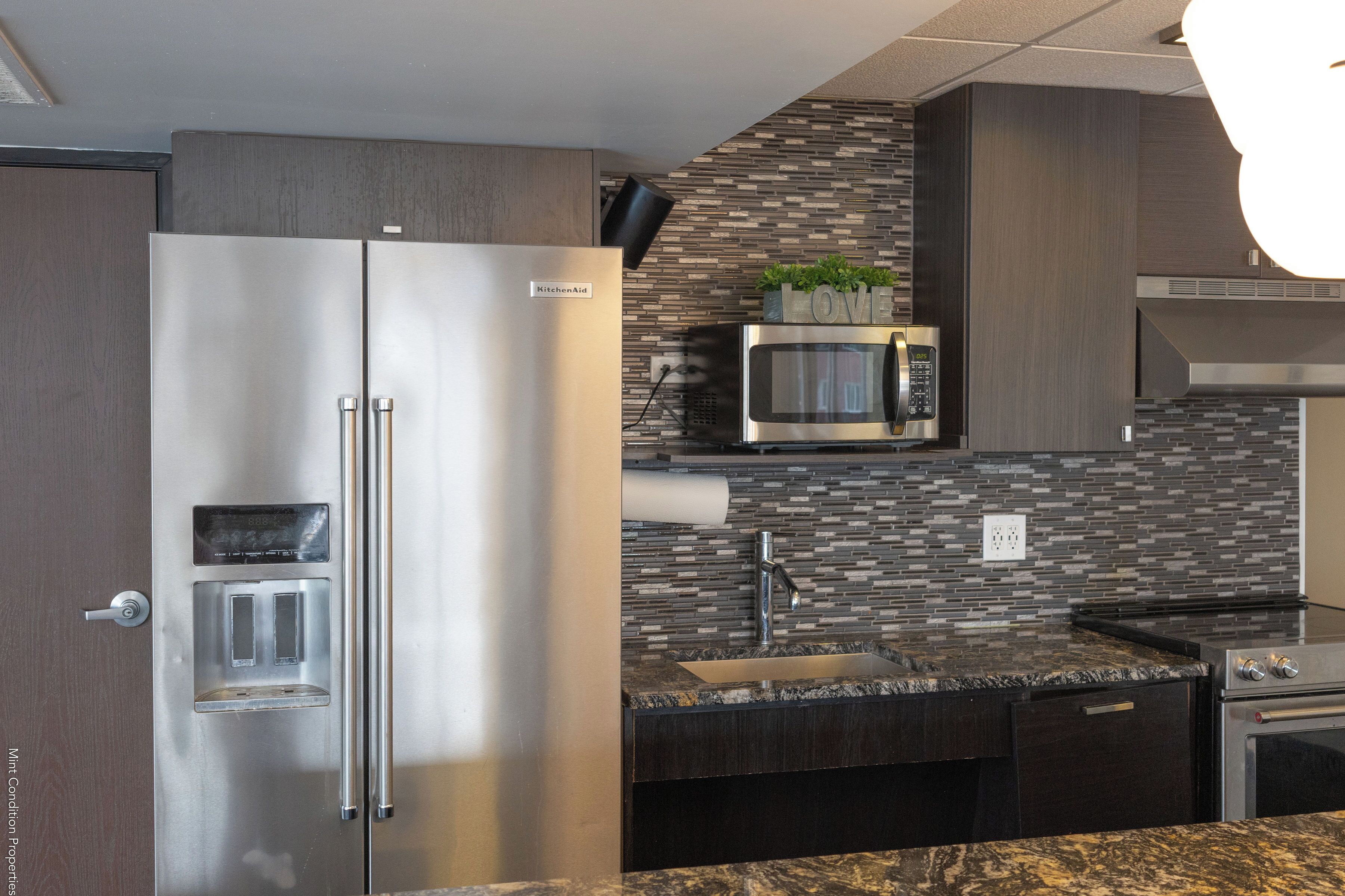 Kjøleskap, mikrobølgeovn, ovn og kokeplater