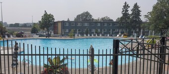 One bedroom W/ fitness Room & Swimming pool W/Discounted Rental car