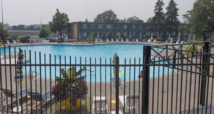 One bedroom W/ fitness Room & Swimming pool W/Discounted Rental car