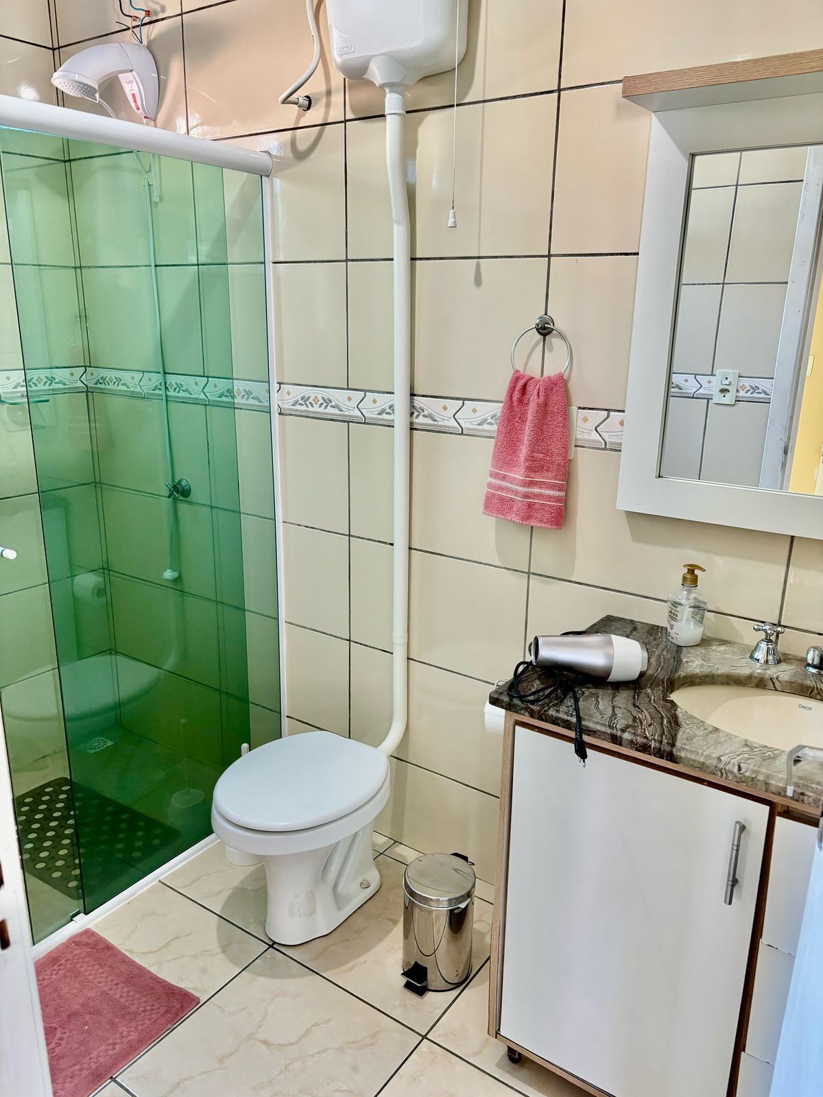 ヘアドライヤー、タオル、石鹸、トイレットペーパー