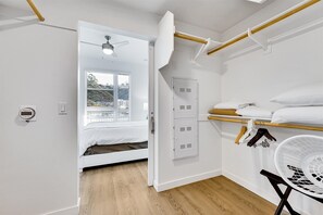 1 chambre, bureau, fer et planche à repasser, lit parapluie
