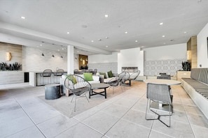 Interior - Wifi In + Outdoors! 1BR in Mission Valley rnr Downtown (San Diego)