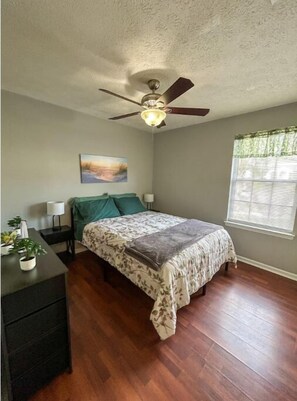 3 chambres, fer et planche à repasser, Wi-Fi gratuit, draps fournis