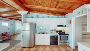 House, Multiple Beds, Balcony, Partial Ocean View (Foxie Moxies) | Private kitchen
