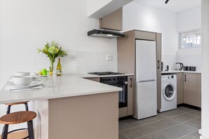 Réfrigérateur, micro-ondes, four, plaque de cuisson