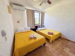 2 slaapkamers, een strijkplank/strijkijzer, beddengoed