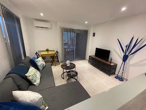 TV - Central 1 Bed Apartment. Close to all amenities. WIFI/POOL/VIEW (Benalmádena)
