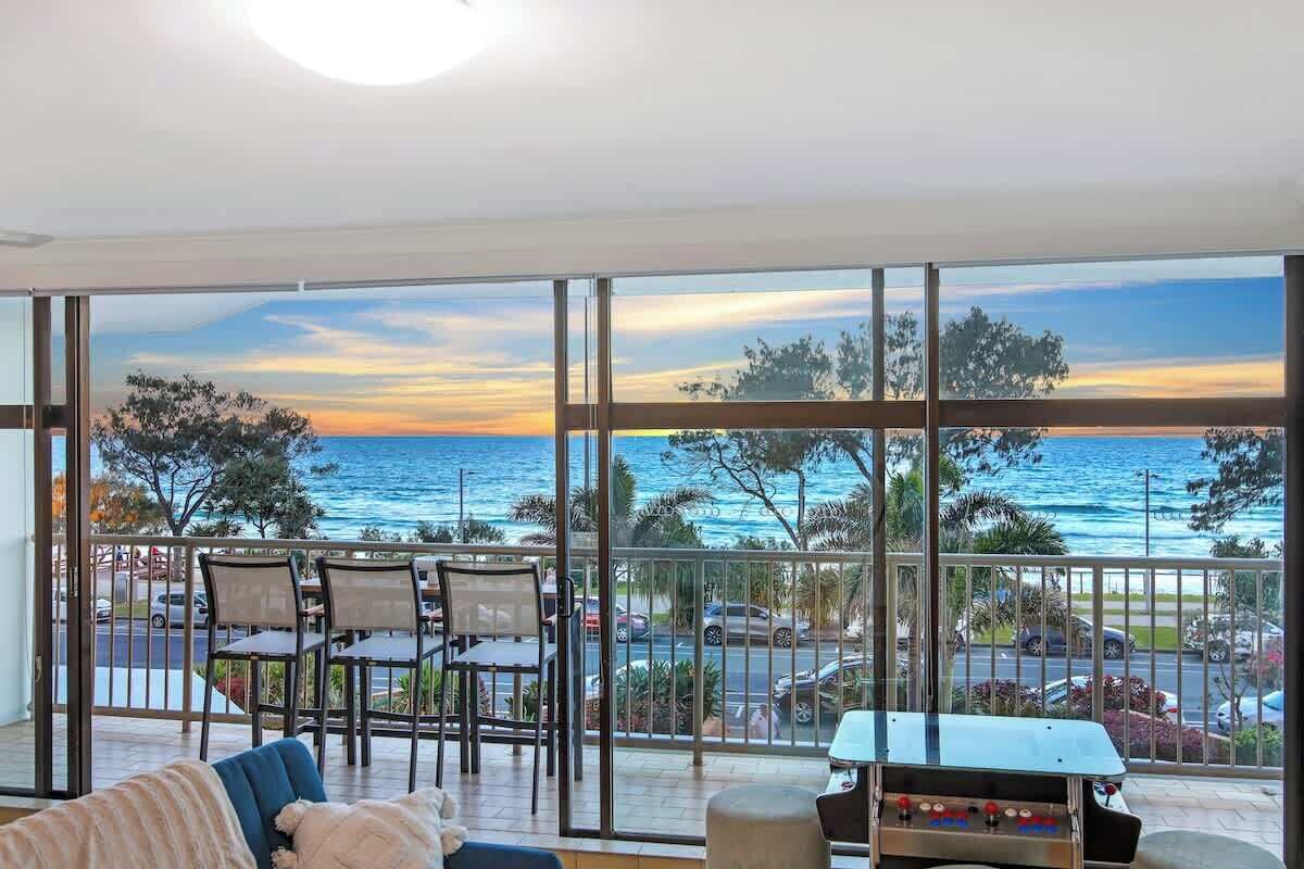 Ein Balkon mit Blick auf das Meer, ein Billardtisch und eine Sitzecke.