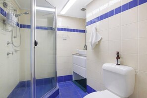 تجهيزات دش، مجففات شعر، مناشف، شامبو
