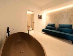 Suite Deluxe, balcon | Baignoire relaxante profonde