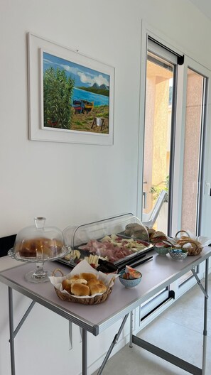 Free daily buffet breakfast