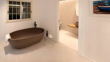 Deep soaking bathtub