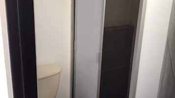 Een douche, handdoeken, zeep, toiletpapier
