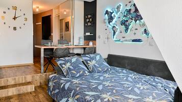 1 bedroom, iron/ironing board, travel cot, Internet