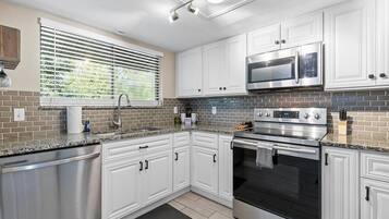 Condo, varias camas (Sea Woods 211) | Cocina privada